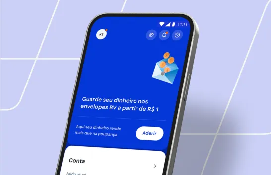 Celular aberto no aplicativo do banco BV, na tela de “Envelopes”.