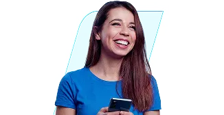 Uma Mulher sorrindo de camiseta azul, segurando um celular.