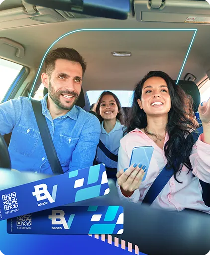 Um homem, uma mulher e uma criança em um carro, conversando e olhando para a estrada, e abaixo duas Tags BV Veloe