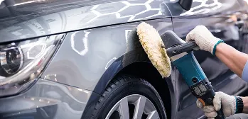 Pessoa fazendo manutenção no motor do carro.