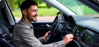 Homem dirigindo um carro