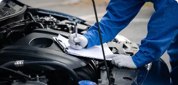 Detalhe de carro após colisão e pessoa registrando informações.