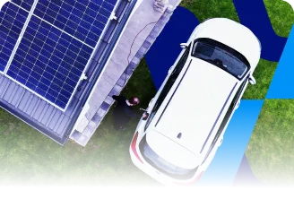 Na imagem, no canto superior esquerdo, vemos uma casa vista de cima com placas solares no telhado e um carro branco ao lado.
