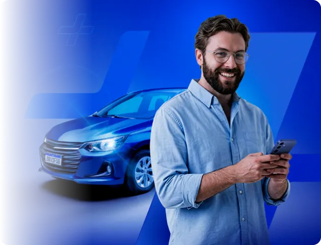 Homem branco em pé, vestindo uma camisa de botão azul-clara, com o celular na mão. Logo atrás dele, ao fundo, um carro azul.
