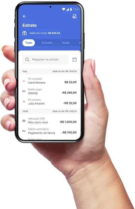 Uma mão segurando um celular, com o aplicativo do BV aberto na tela, na página de extrato da conta. Essa página contém uma opção de acessar todas as movimentações, outra com somente as entradas ou só as saídas. A opção para acessar todas foi selecionada, e logo abaixo, há uma lista de valores pagos e recebidos do, dia atual e do dia anterior.