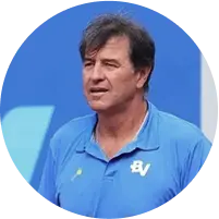 Ex-tenista Mauro Menezes, com uma camiseta polo azul, com o logo do banco BV no peito.