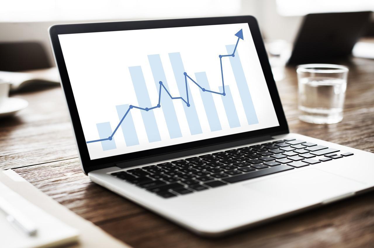 Gráfico de crescimento financeiro apresentado na tela de um notebook.